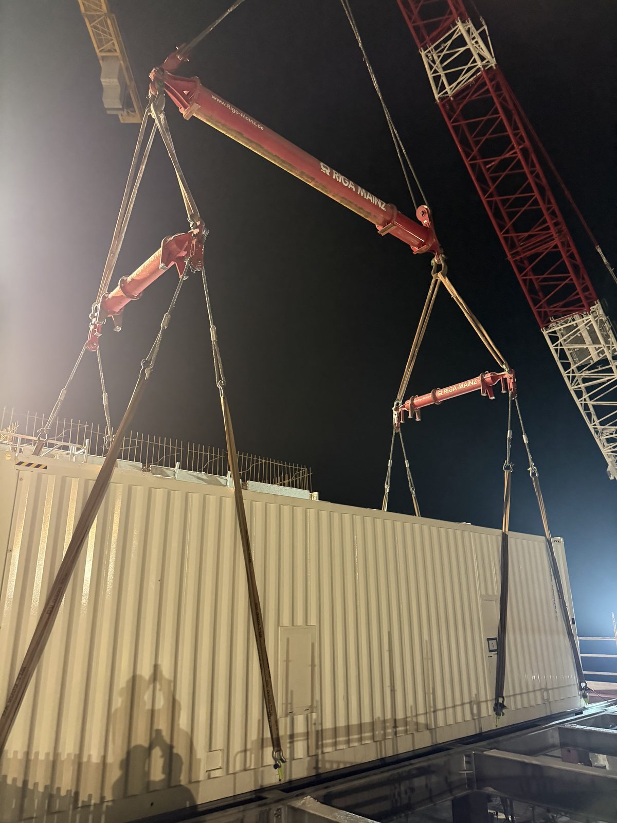 Notstromgenerator im Container wird nachts längsseits am Rechenzentrum abgesetzt