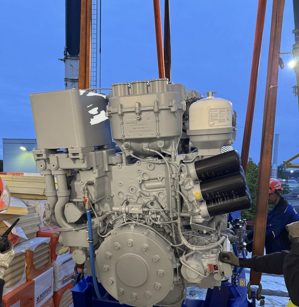 Dieselmotor einer Netzersatzanlage auf dem Transportgestell vor der Montage im Generatorenraum