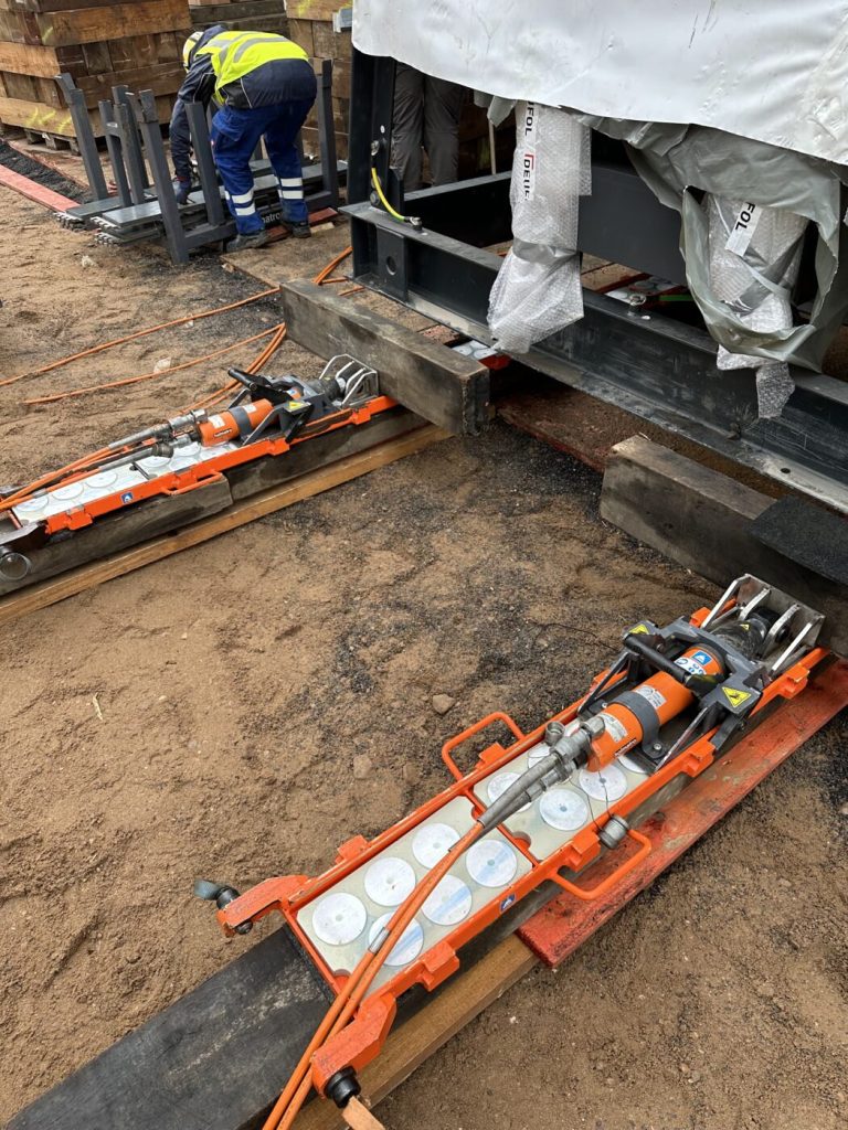 Elemente der Verschubbahn mit Hydraulikzylinder vor dem Einschub des Transformators