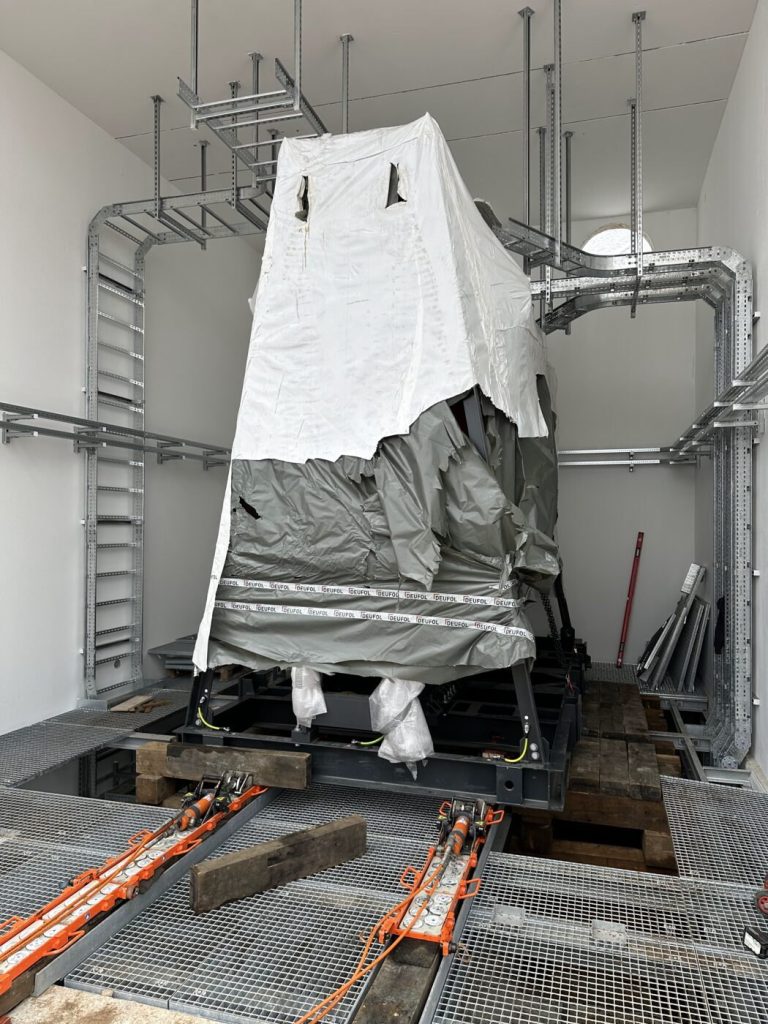 Eingebrachter Transformator in der Trafozelle des Rechenzentrums