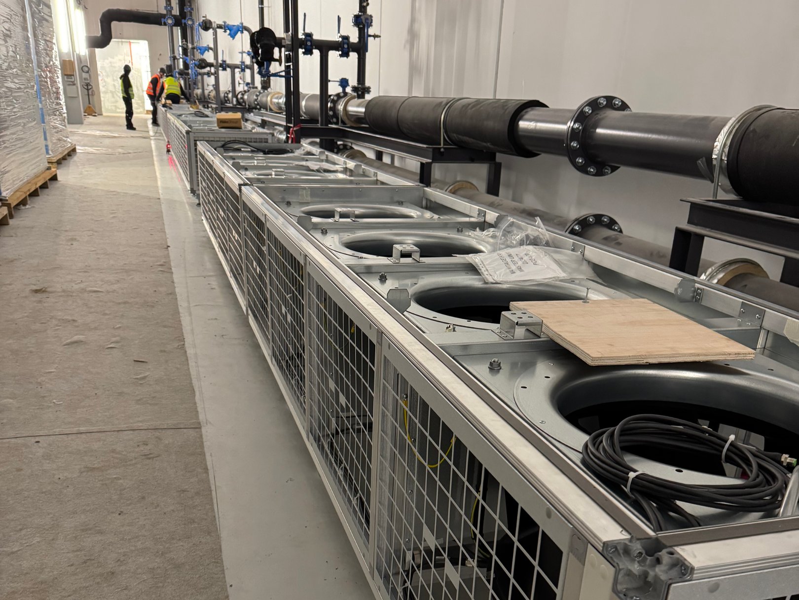 Fan base units with chilled water pipework in a data center