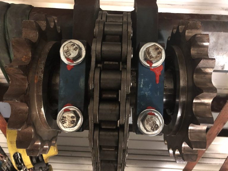 Kettenräder mit Lagerböcken, Schrauben mit Kontrollmarkierung – Instandhaltung Fördertechnik Lackieranlage