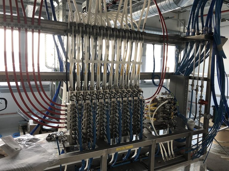 Farbwechsler-Matrix mit Farb- und Druckluftleitungen beim Neubau einer Lackieranlage in Italien