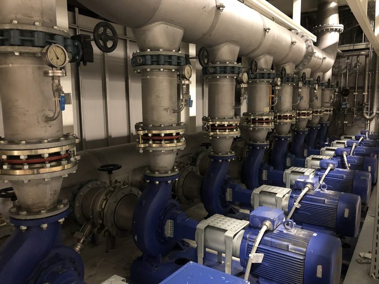 Pumpenstation mit Rohrleitungen und Absperrarmaturen in der Lackieranlage eines Nutzfahrzeugwerks