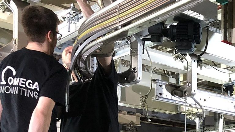 Monteure von Omega Mounting beim Umbau der Fördertechnik einer Lackieranlage