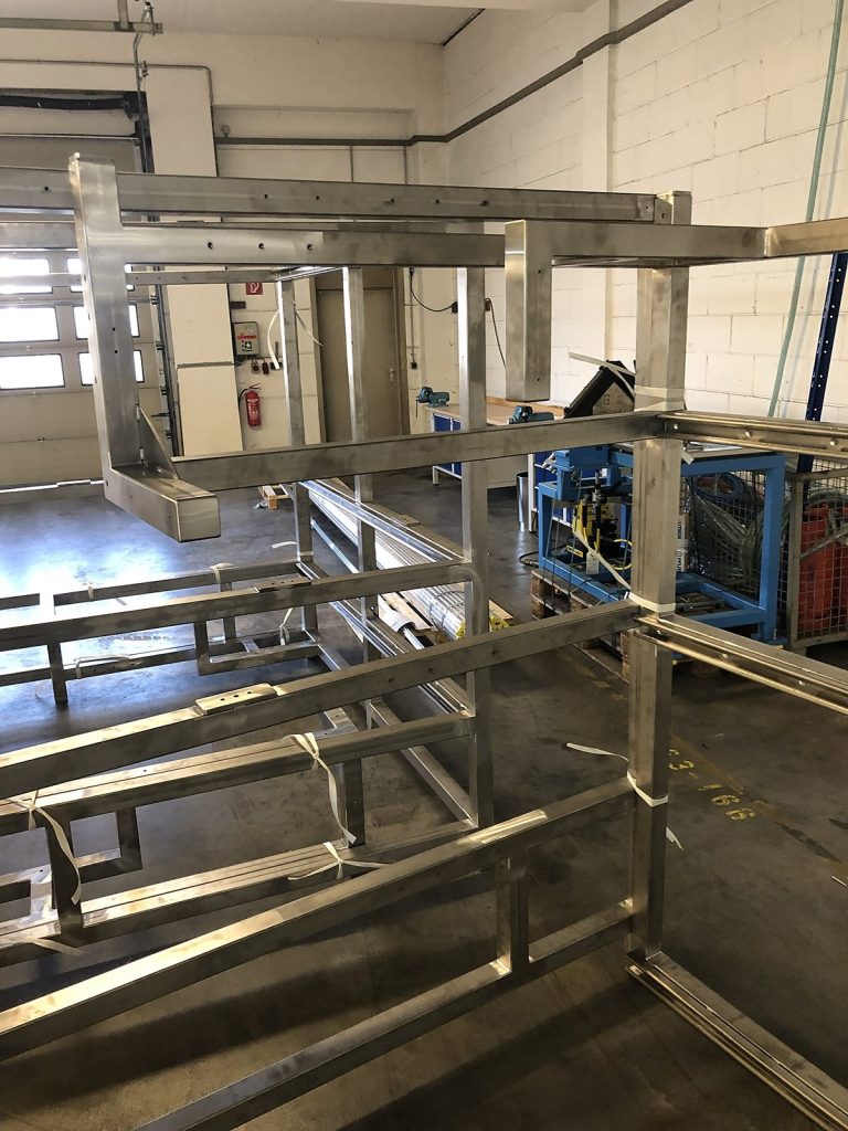 Edelstahlgestelle für eine Lackieranlage bei der Vormontage in der Werkstatt von Omega Mounting in Rodgau