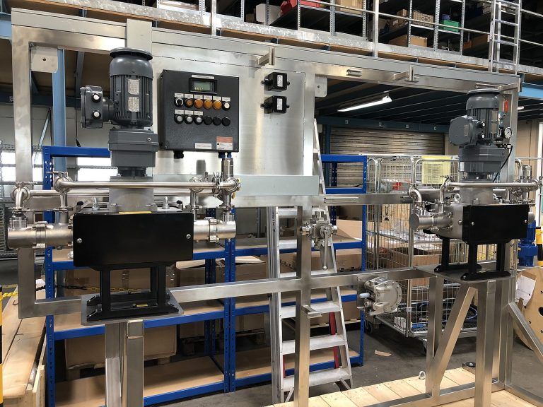 Pumpengestell mit Rührwerken und Bedienkasten für eine Lackieranlage, vormontiert in der Werkstatt in Rodgau