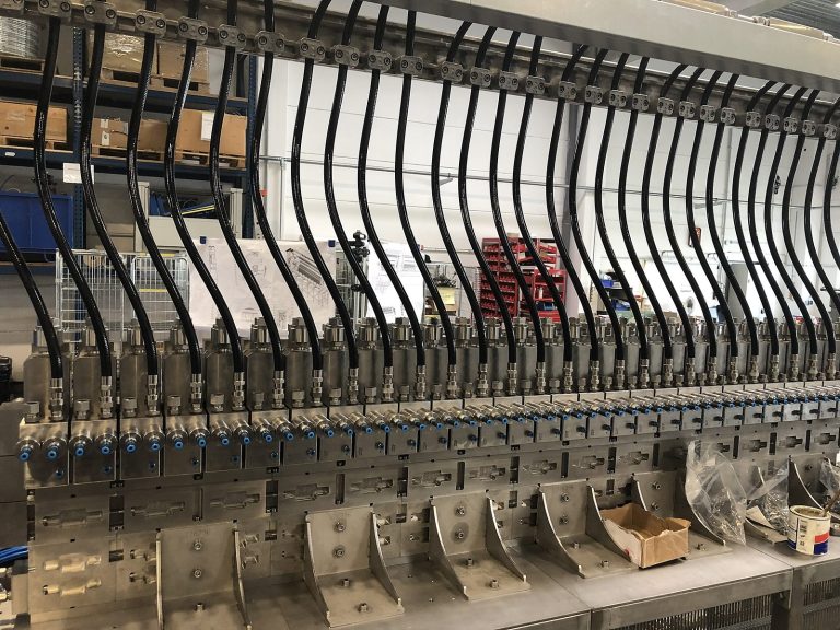 Gestell mit Ventilblöcken und Schlauchanschlüssen für die Farbversorgung einer Lackieranlage, vormontiert in Rodgau