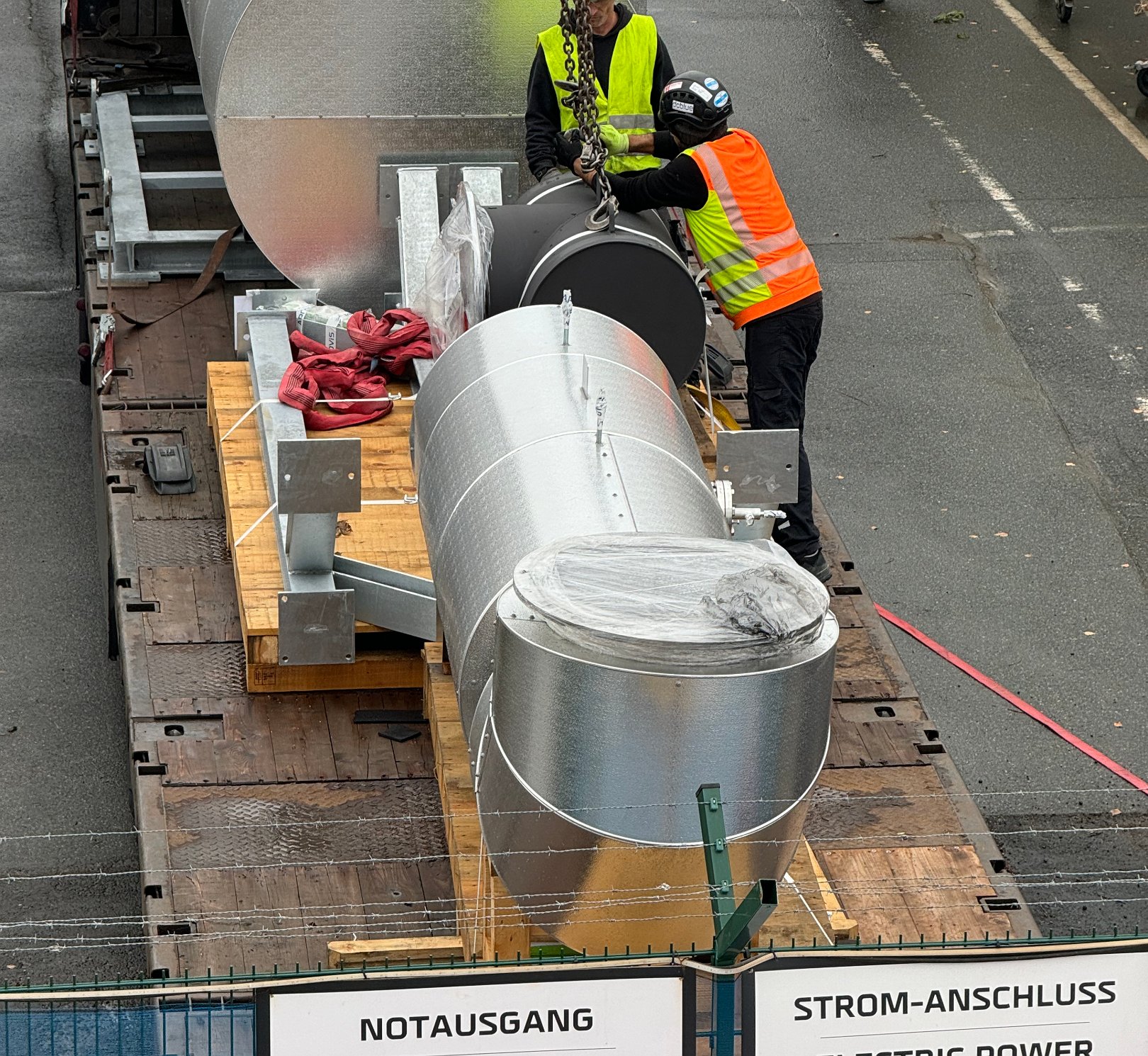 Rigging of SCR system components at a data center in Frankfurt